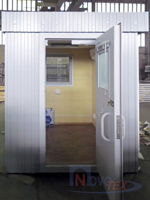 Общий вид кабины часового с открытой дверью на стапелях завода-изготовителя в г. Костроме