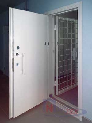 Дверь бронированная ДБ-33 (3 класс защиты по пулестойкости и III класс устойчивости ко взлому) и дверь решётчатая ДР-1 второго класса защиты по РД МВД 78.36.003-2002, установленные в одном проёме